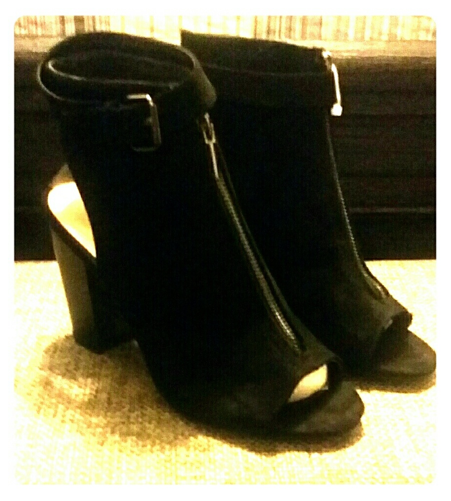 Gorgeous black booties